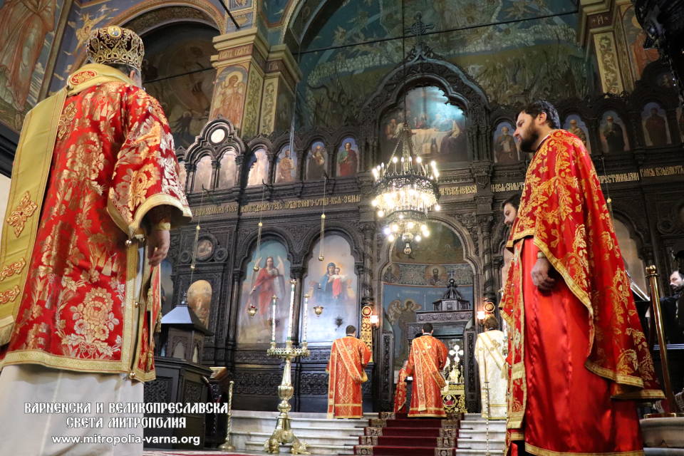 Mитрополит Йоан отслужи света Литургия и молебен за благовременен дъжд - 1