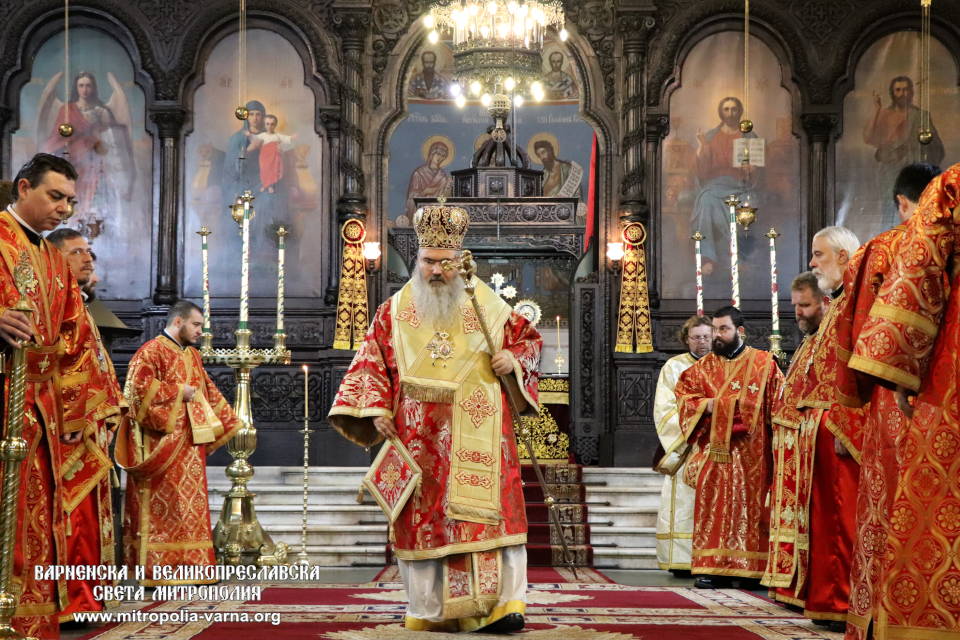 Варненският и Великопреславски митрополит Йоан благослави войнските части и бойните знамена на Гергьовден - 1