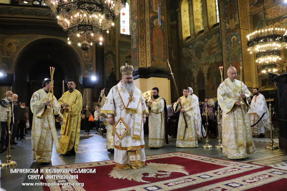 Варненският и Великопреславски митрополит Йоан възглави светата Литургия на Петдесетница - 1