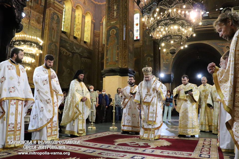 Митрополит Йоан отслужи света Литургия, когато честваме покровителя на Варна свети Прокопий Варненски - 1