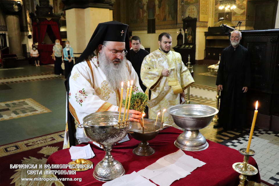Архиерейска света Литургия и водосвет в Митрополитския катедрален храм 'Успение Богородично' - 1
