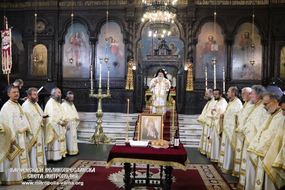 Митрополит Йоан и духовници от цялата епархия отслужиха Заупокойна света Литургия за приснопаметния митрополит Кирил - 1