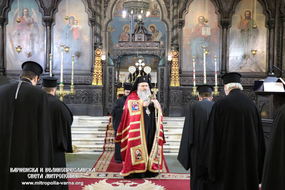Митрополит Йоан отслужи Молебен канон на Пресвета Богородица в Катедралата на Варна - 1