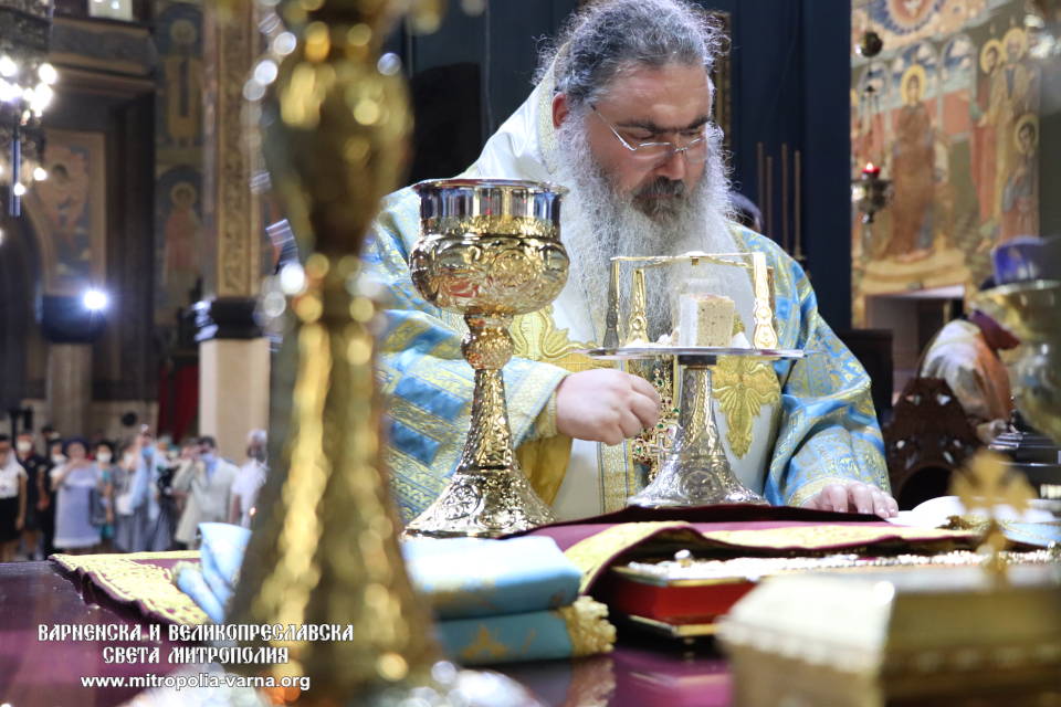 Варненци посрещнаха големия християнски празник Успение на Пресвета Богородица - 1