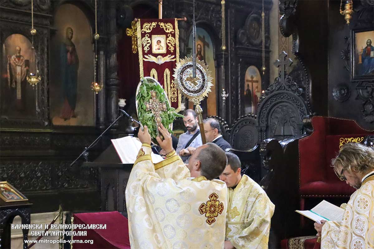 Св. Литургия на Кръстовден от Варненския катедрален храм - 1