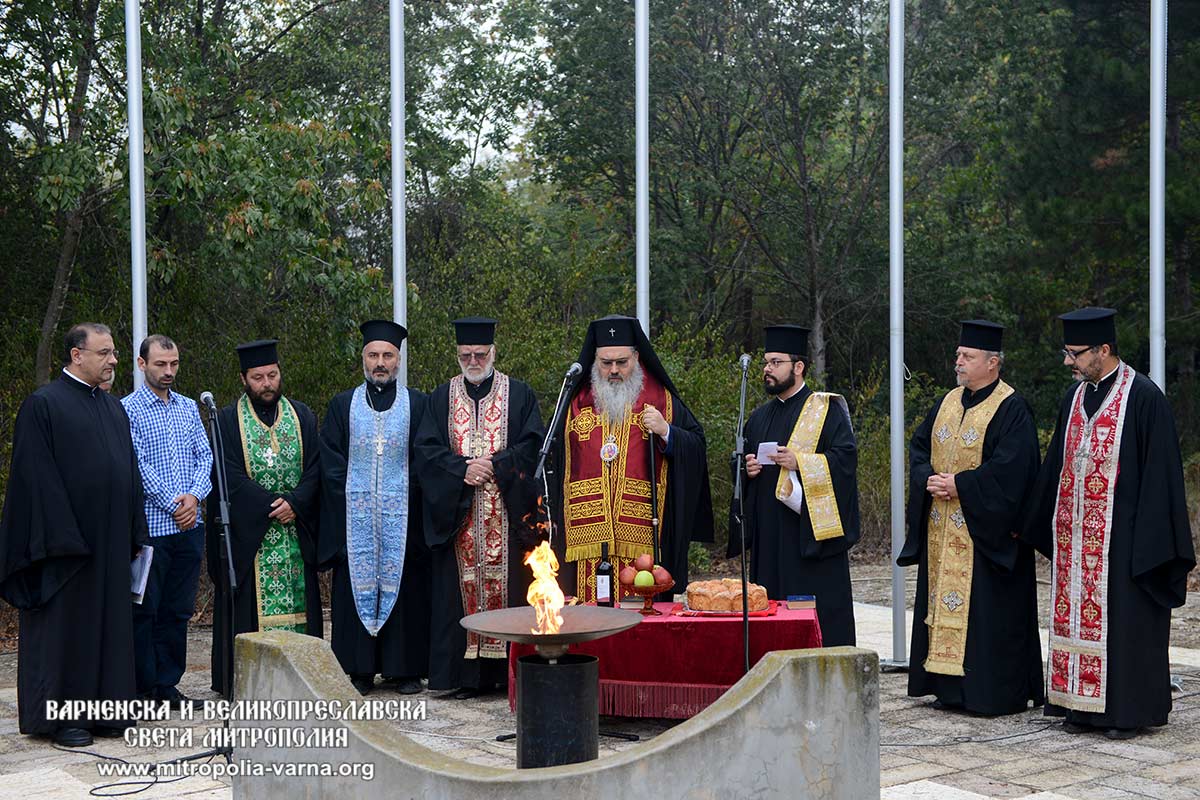 Варненският и Великопреславски митрополит Йоан отслужи заупокойна молитва на военното гробище в град Добрич - 1