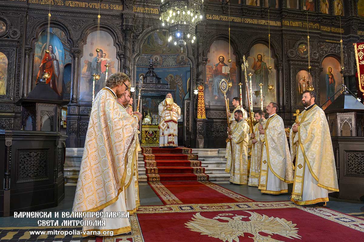Архиерейска св. Литургия във варненския катедрален храм - 1