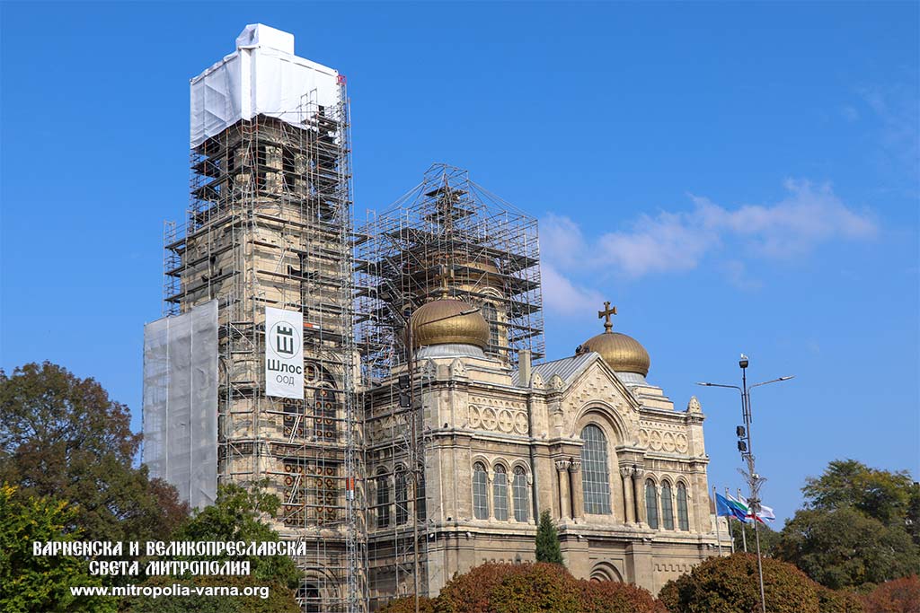 Варненският и Великопреславски митрополит Йоан направи оглед на ремонта на покрива на Катедралния храм 'Успение Богородично' - 1