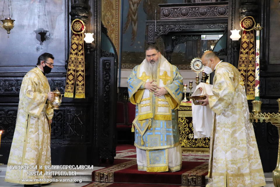 Архиерейска богослужба на Въведение Богородично в Катедрален храм 'Успение Богородично' - 1