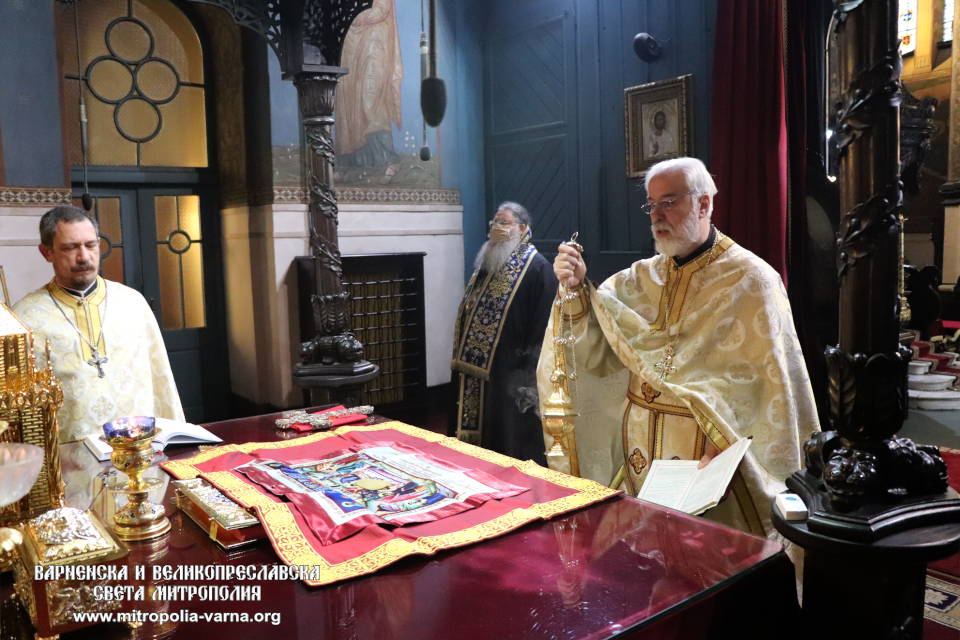 Заупокойна света Литургия и молитва в Митрополитския катедрален храм 'Успение Богородично' - 1