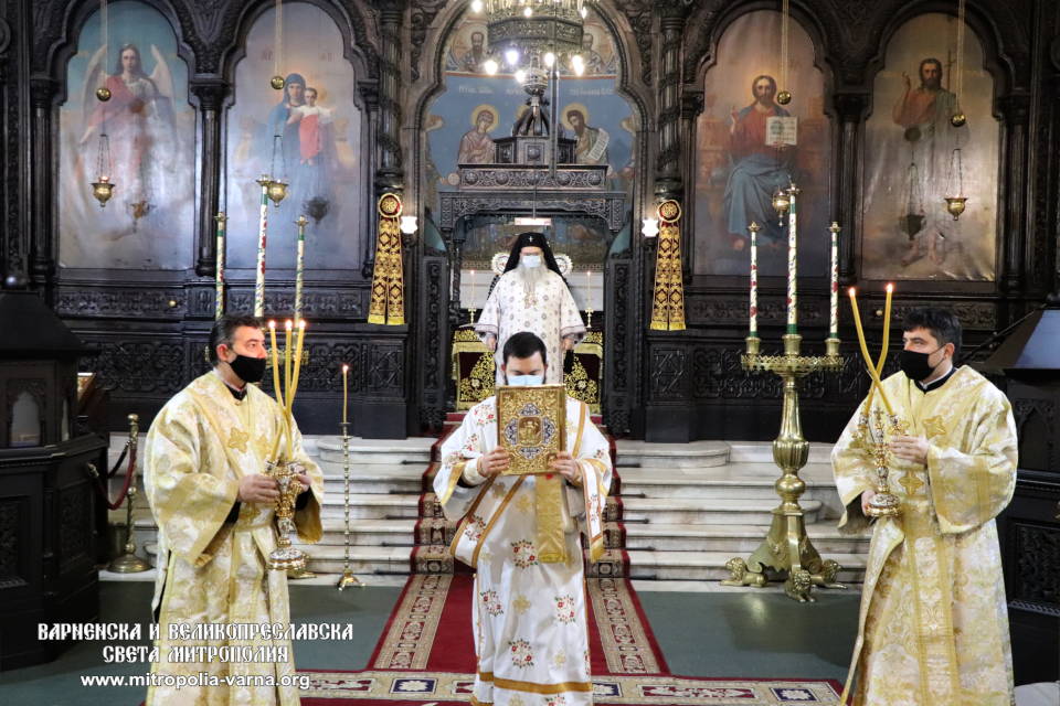 Митрополит Йоан отслужи света Литургия във варненския Катедрален храм - 1