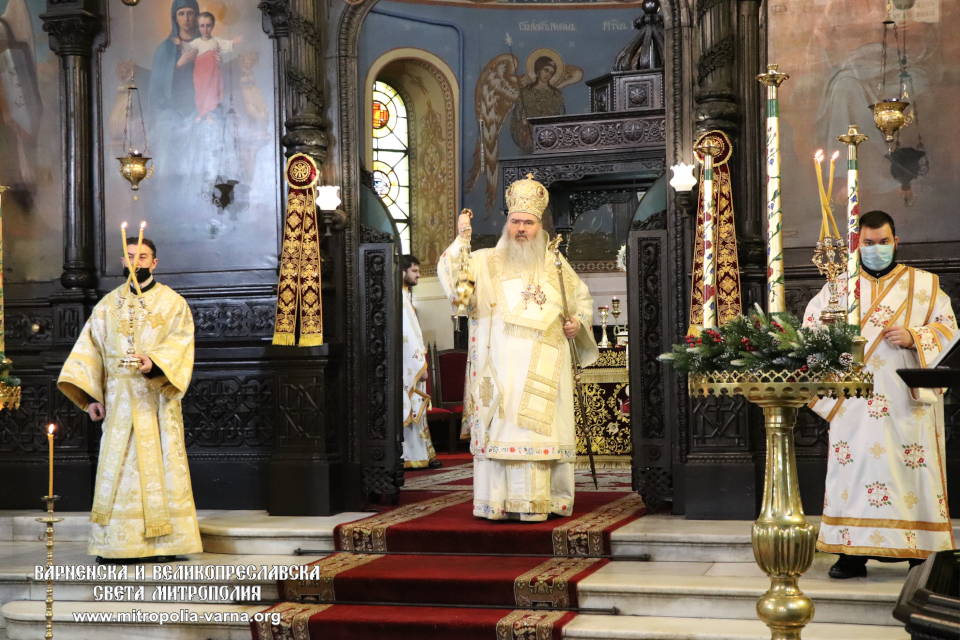 С Архиерейска света Василиева Литургия бе дадено началото на новата година на празника Обрезание Господне - 1
