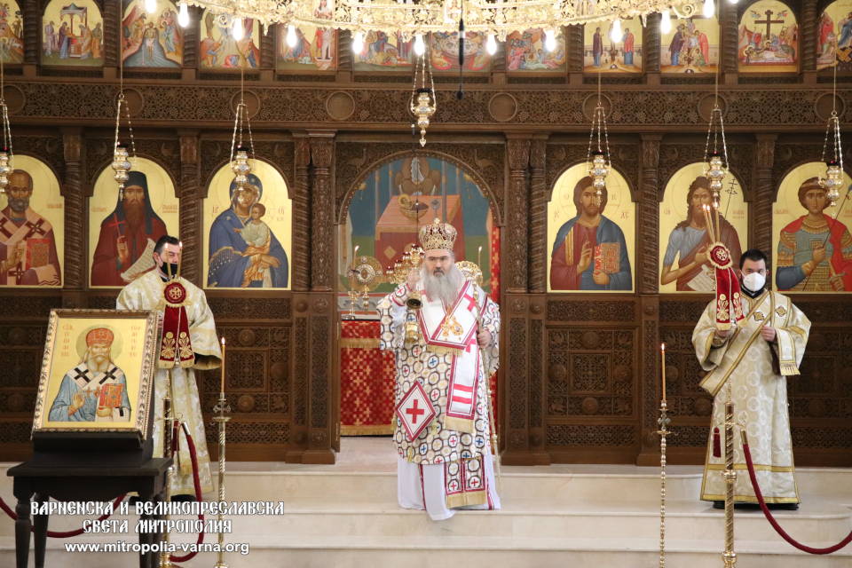 Архиерейска света Литургия във Варна на петата годишнина от канонизацията на свети Серафим Софийски Чудотворец - 1