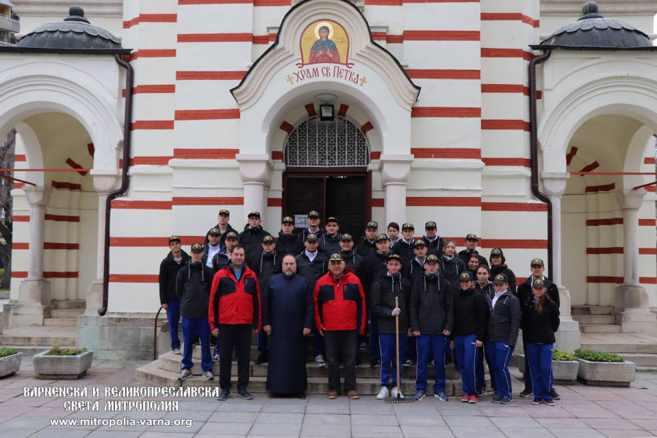 Курсанти от ВВМУ 'Н. Й. Вапцаров' облагородиха териториите около няколко варненски храма преди настъпването на Възкресение Христово - 1