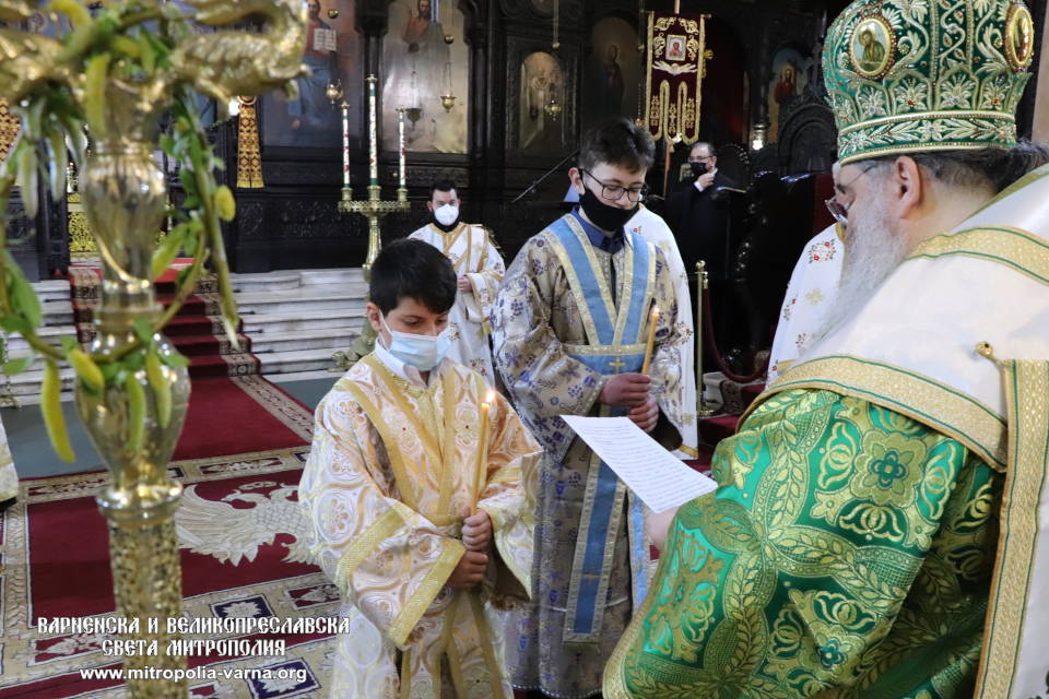 Митрополит Йоан възглави светата Литургия на Цветница в Катедралата на Варна - 1