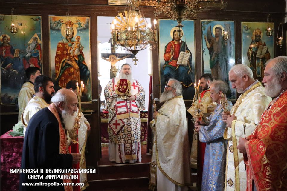 Божествена света Литургия и награждаване с офикия на празника Свети Дух в храм 'Св. Троица' - с. Млада гвардия - 1