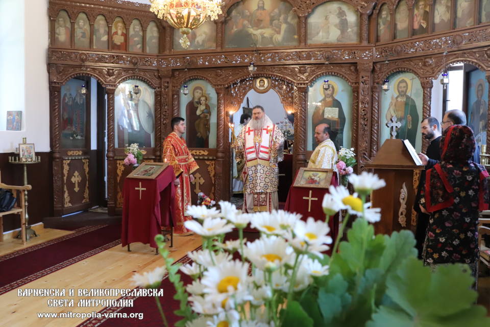 Архиерейска света Литургия и награждаване с офикия в храм 'Св. Архангел Михаил' – град Вълчи дол - 1