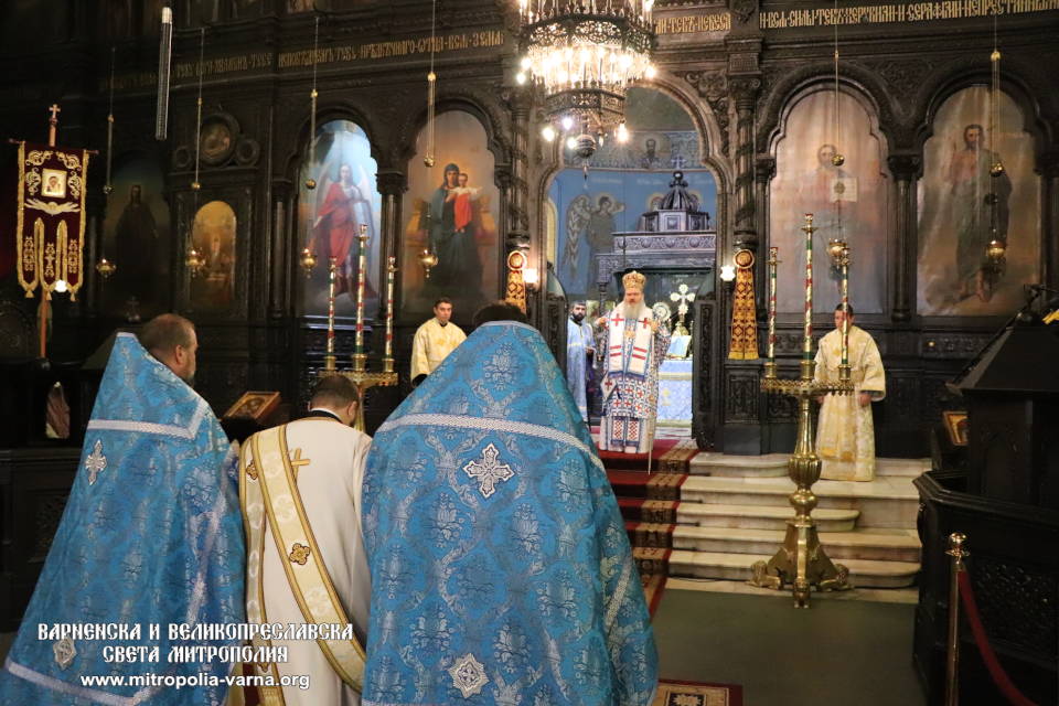 Свещеническо ръкоположение на Рождество Богородично в Митрополитския катедрален храм на Варна - 1