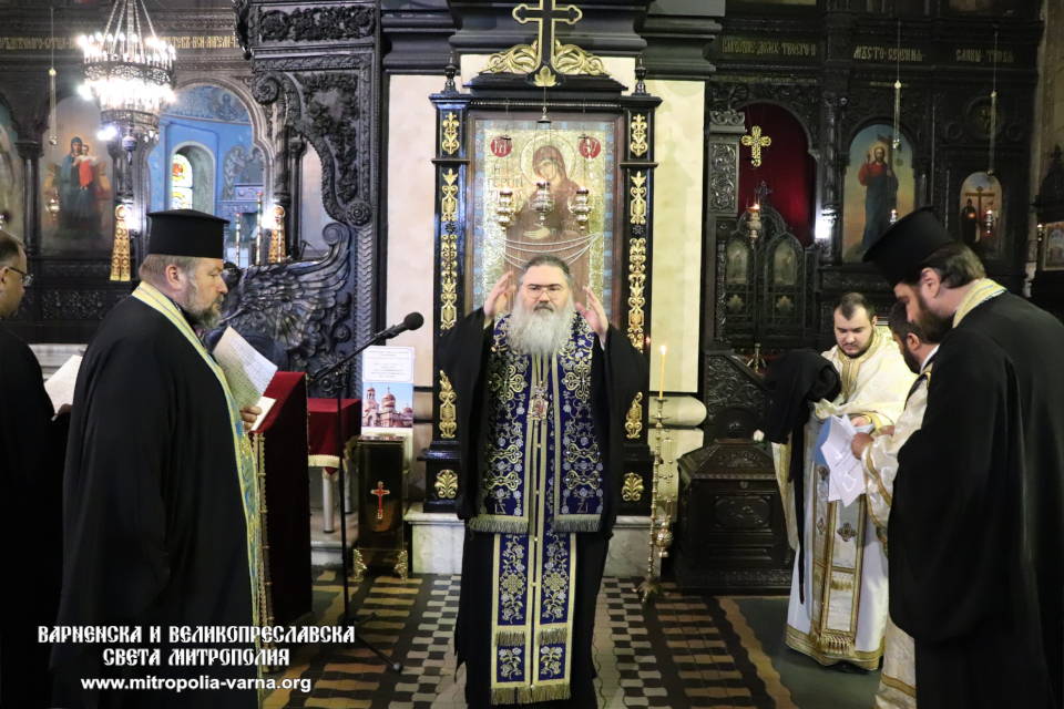 Митрополит Йоан отслужи молебен канон пред иконата на Пресвета Богородица 'Геронтиса' в Деня на народните будители - 1