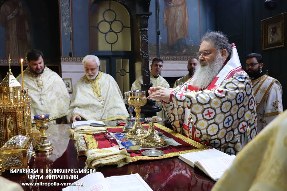 Варненският и Великопреславски митрополит Йоан отслужи св. Литургия и заупокойна молитва на Въведение Богородично - 1