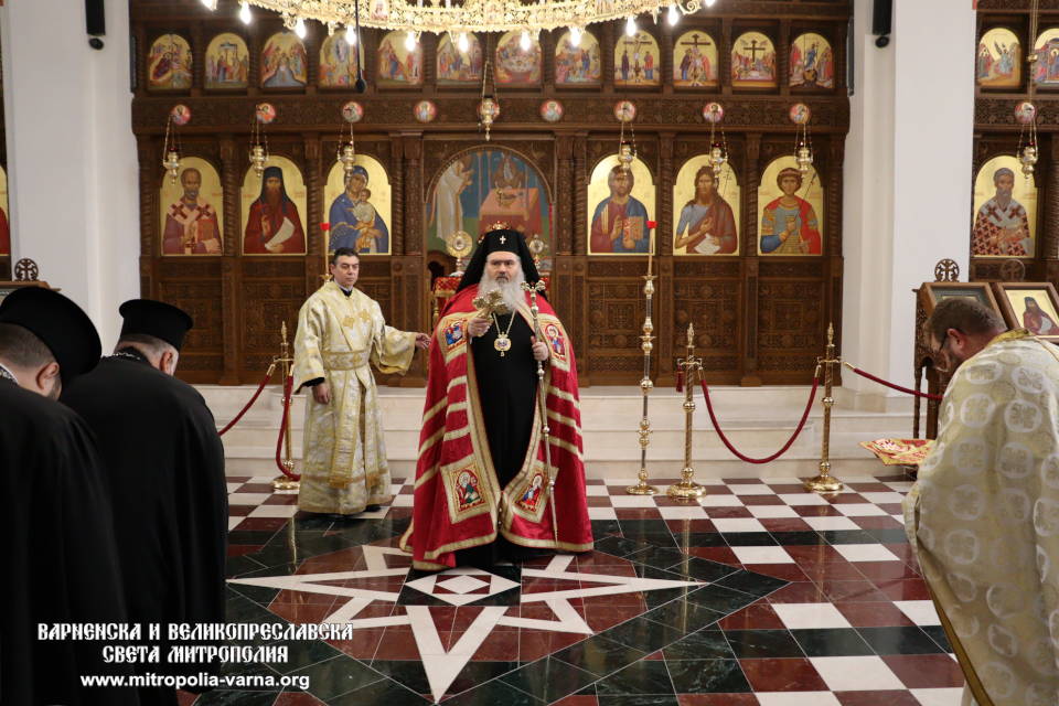 С архиерейски богослужения бяха посрещнати първите дни от новата година във Варна - 1