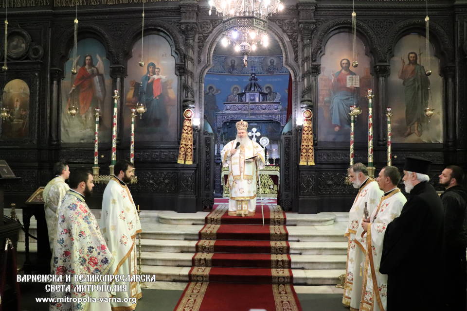 Ръкоположение на свещеник и награждаване с офикия в Митрополитската катедрала на Варна в 5 Неделя на Великия пост - 1