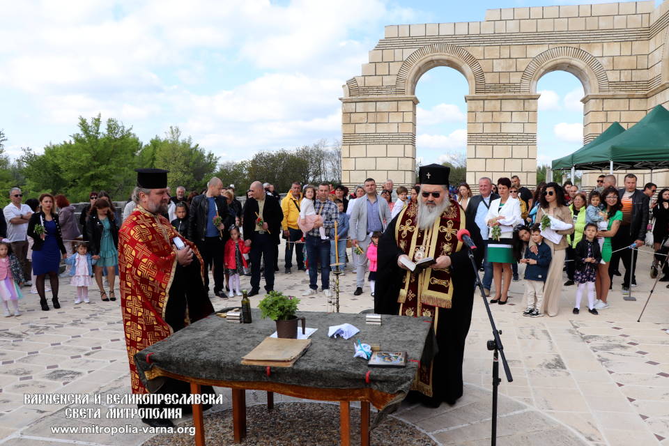 Единадесет деца приеха светото Тайнство Кръщение в Голямата базилика в Плиска - 1