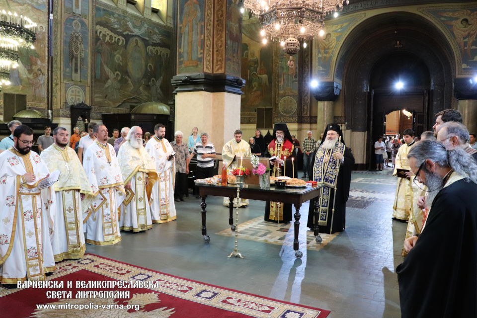 С архиерейски заупокойни богослужения беше отбелязано изпълването на 9 години от кончината на Варненския и Великопреславски митрополит д-р Кирил - 1