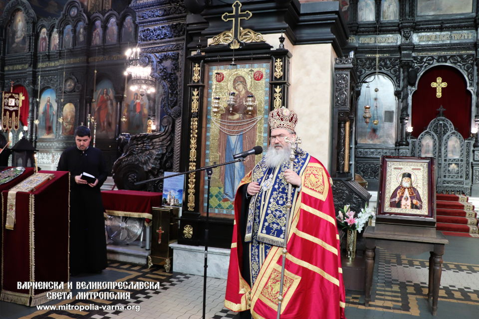 Вечерня с Молебен канон на Пресвета Богородица в Митрополитския катедрален храм 'Успение Богородично' - 1